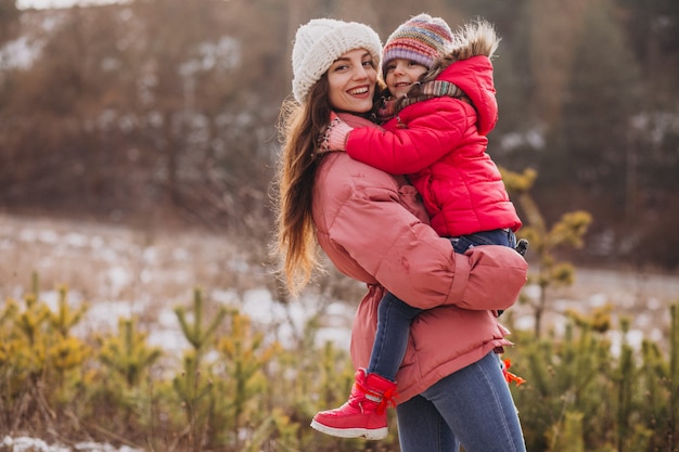 Mutter mit kleiner Tochter in einem Winterwald