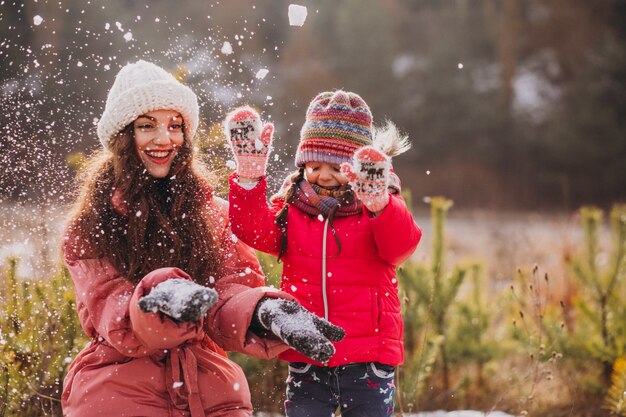 Mutter mit kleiner Tochter in einem Winterwald