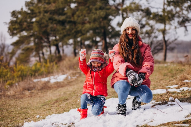 Mutter mit kleiner Tochter in einem Winterwald