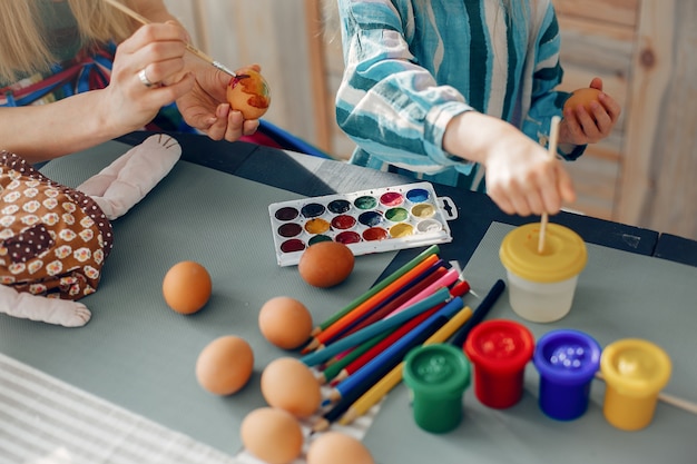 Mutter mit kleiner Tochter in einer Küche