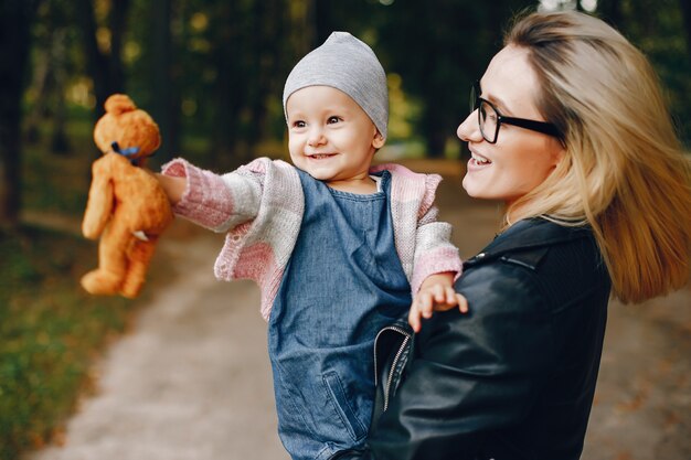 Mutter mit kleiner Tochter