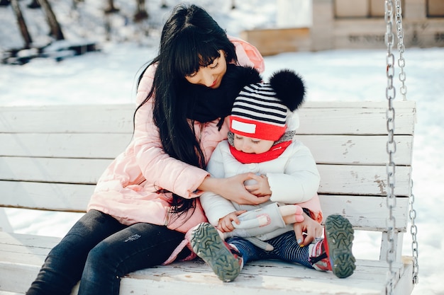 Mutter mit kleiner Tochter