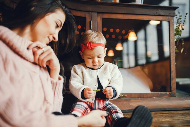 Mutter mit kleiner tochter