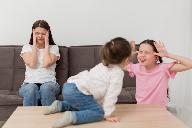 Mutter mit Kopfschmerzen auf der Couch