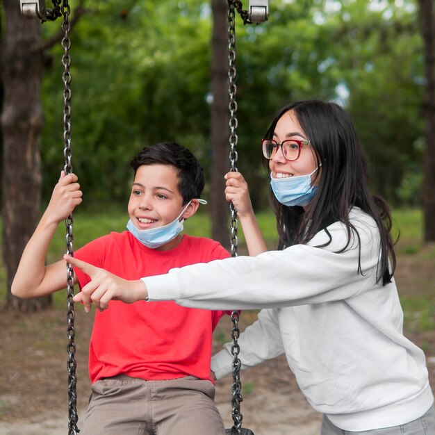 Mutter mit Lesebrille und Kind mit Gesichtsmasken