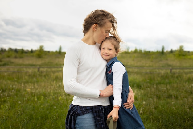 Mutter mit mittlerem Schuss, die Kind hält holding