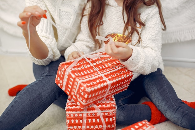 Kostenloses Foto mutter mit netter tochter in weihnachtsdekorationen