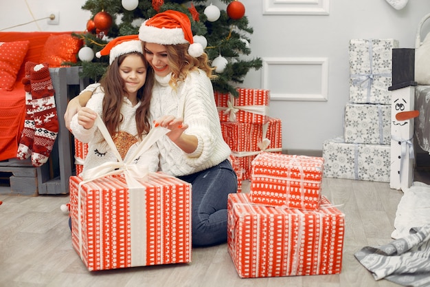 Mutter mit netter Tochter in Weihnachtsdekorationen