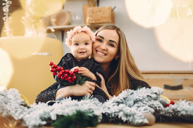 Mutter mit netter Tochter in Weihnachtsdekorationen