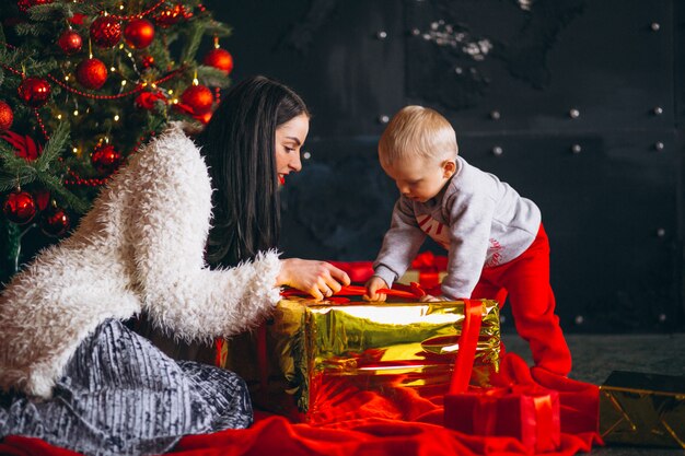 Mutter mit Sohn am Weihnachtsbaum