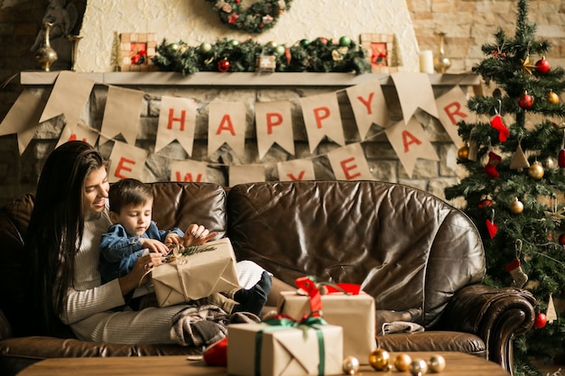 Mutter mit Sohn auf Weihnachten mit Geschenken