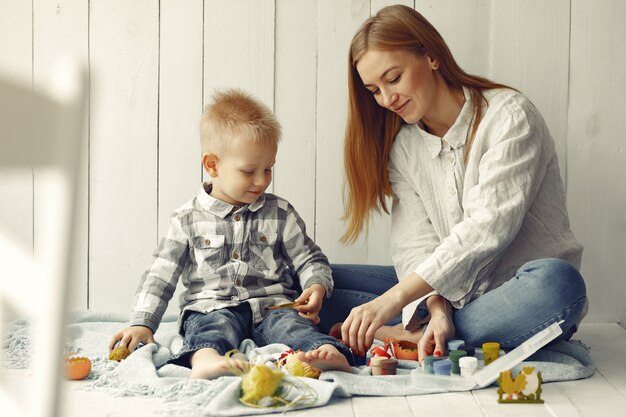 Mutter mit Sohn bereitet Ostern zu Hause vor