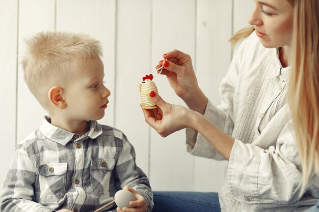 Mutter mit Sohn bereitet Ostern zu Hause vor