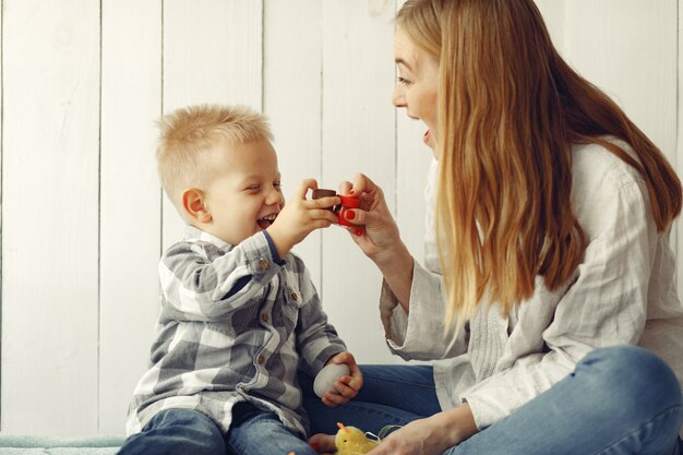 Mutter mit Sohn bereitet Ostern zu Hause vor