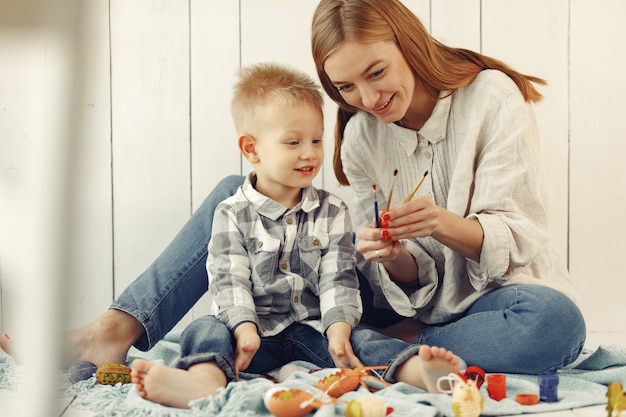 Mutter mit Sohn bereitet Ostern zu Hause vor