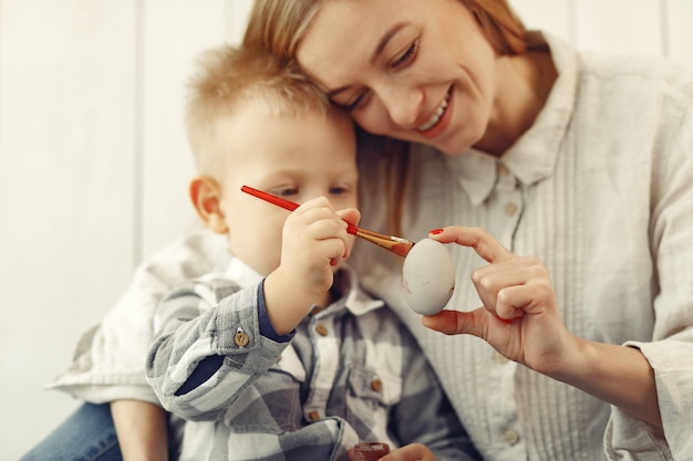 Mutter mit Sohn bereitet Ostern zu Hause vor