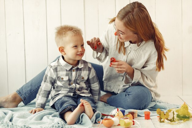 Mutter mit Sohn bereitet Ostern zu Hause vor