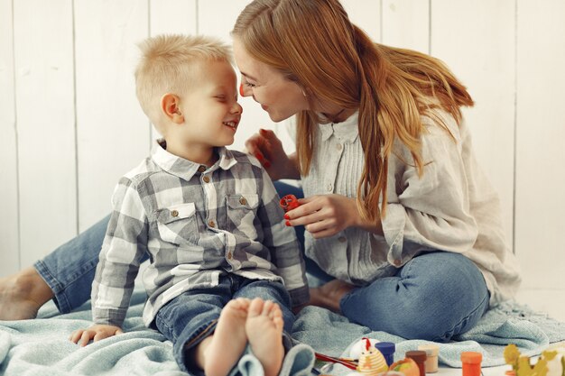 Mutter mit Sohn bereitet Ostern zu Hause vor