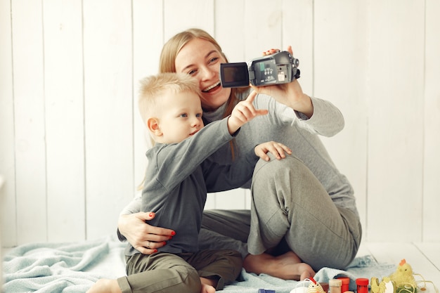 Mutter mit Sohn bereitet Ostern zu Hause vor