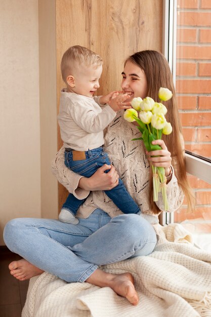 Mutter mit Sohn im Arm