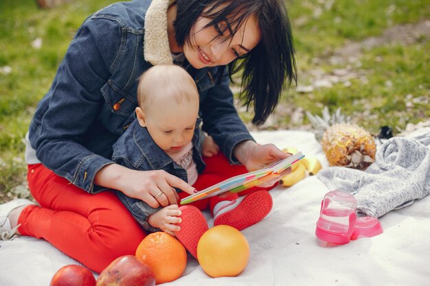 Mutter mit Sohn in einem Frühlingspark