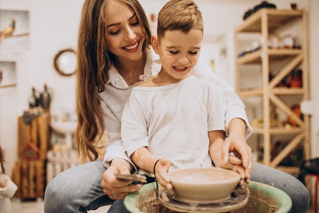 Mutter mit Sohn in einem Töpferkurs