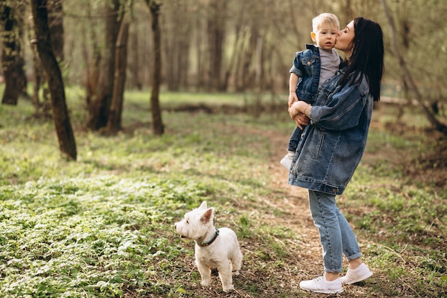 Mutter mit Sohn und Hund