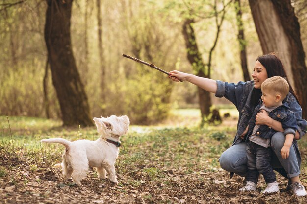 Mutter mit Sohn und Hund