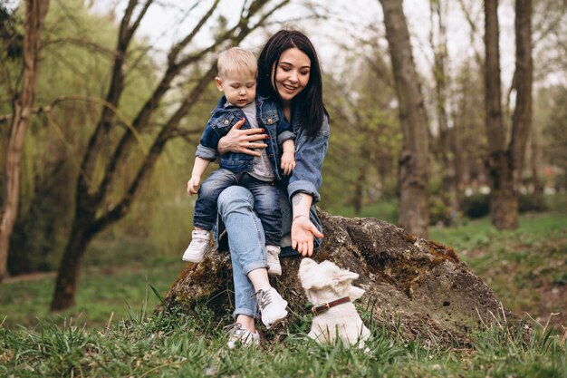 Mutter mit Sohn und Hund