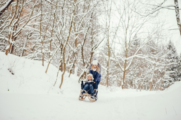 Mutter mit süßen Sohn in einem Winter Oark