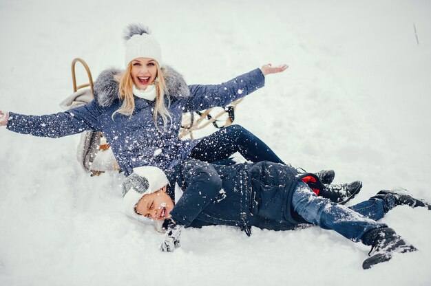 Mutter mit süßen Sohn in einem Winter Oark