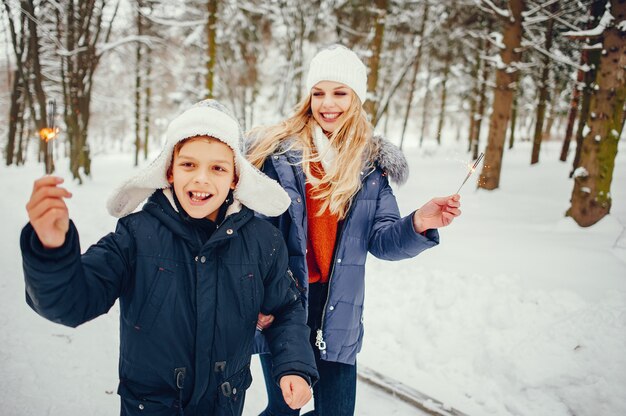 Mutter mit süßen Sohn in einem Winter Oark