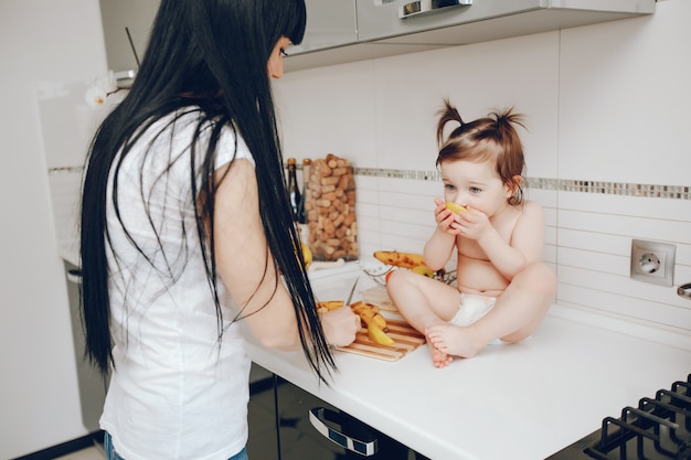 Mutter mit süßer Tochter