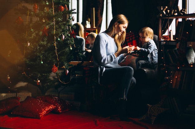 Mutter mit Tochter am Weihnachtsbaum