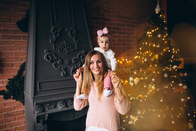 Mutter mit Tochter am Weihnachtsbaum