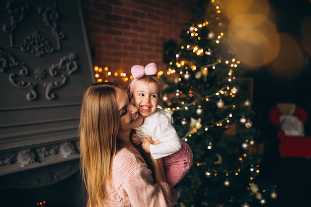 Mutter mit Tochter am Weihnachtsbaum