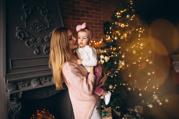 Mutter mit Tochter am Weihnachtsbaum