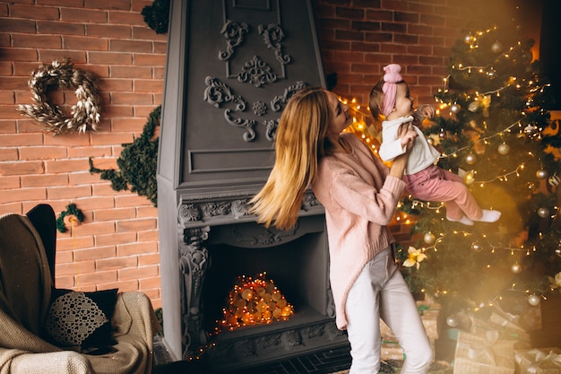 Kostenloses Foto mutter mit tochter am weihnachtsbaum