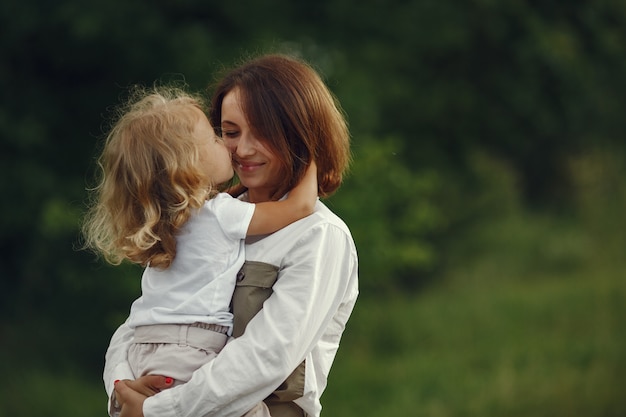 Kostenloses Foto mutter mit tochter, die in einem sommerfeld spielt