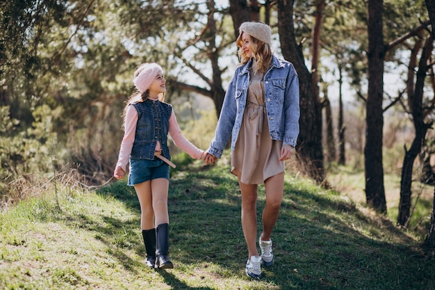 Mutter mit Tochter, die Spaß im Wald hat