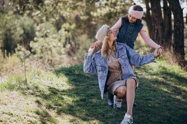 Mutter mit Tochter, die Spaß im Wald hat