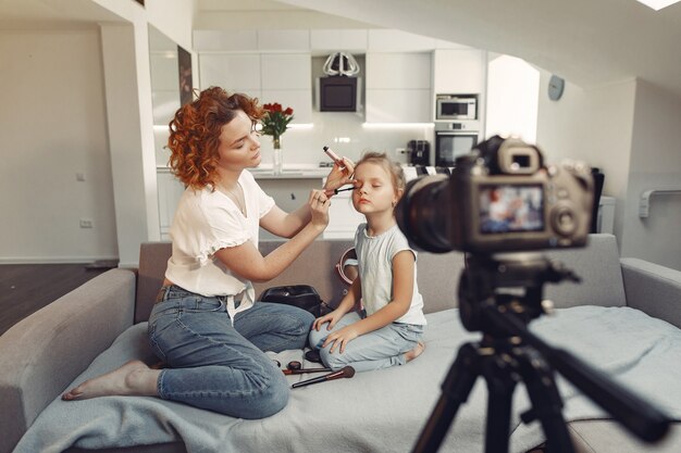 Mutter mit Tochter fotografiert einen Beauty-Blog