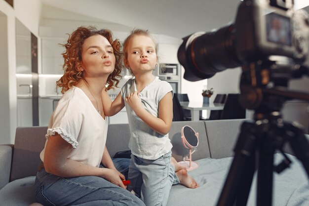 Mutter mit Tochter fotografiert einen Beauty-Blog