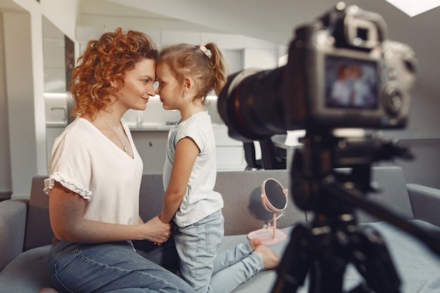 Mutter mit Tochter fotografiert einen Beauty-Blog