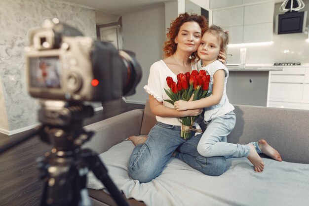 Mutter mit Tochter fotografiert zu Hause einen Blog