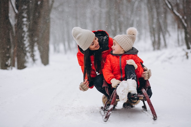 Kostenloses Foto mutter mit tochter im winterparkrodeln