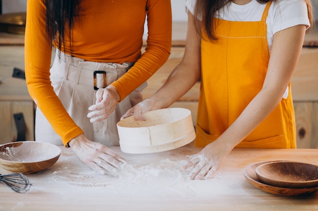 Kostenloses Foto mutter mit tochter in der küche backen