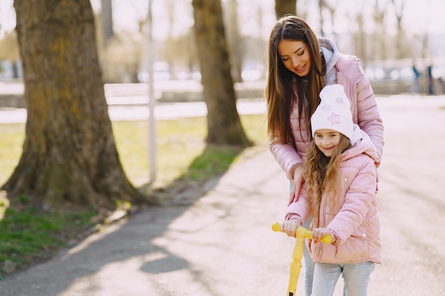 Mutter mit Tochter in einem Park mit Schlittschuh