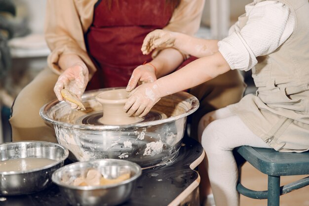 Mutter mit Tochter macht Vase in einem Potterystudio