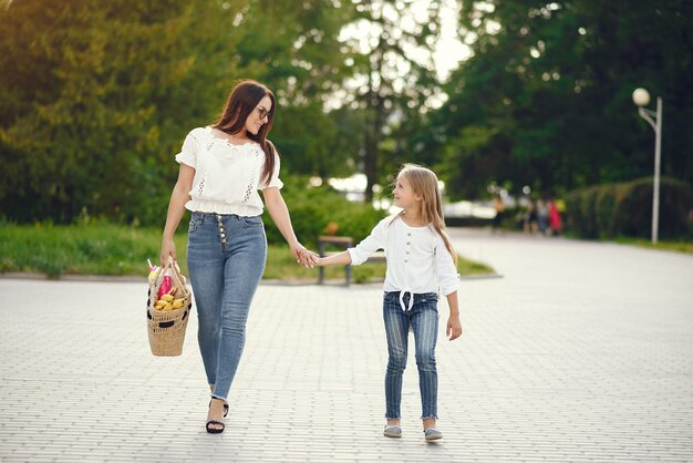 Mutter mit Tochter spielt in einem Sommerpark